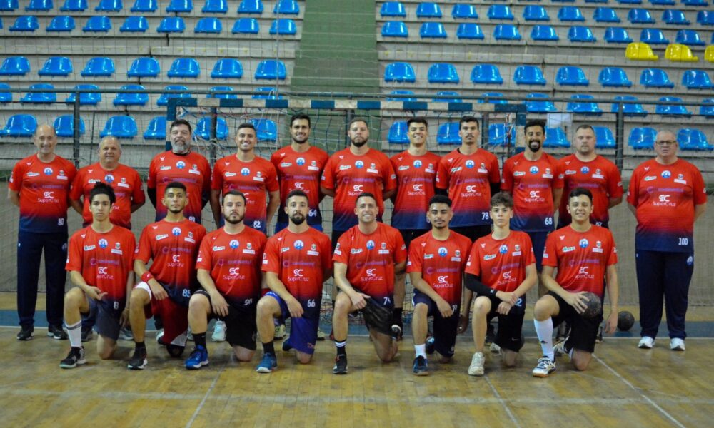 Atletas e comissão técnica da AECB ganham novos uniformes de treino e