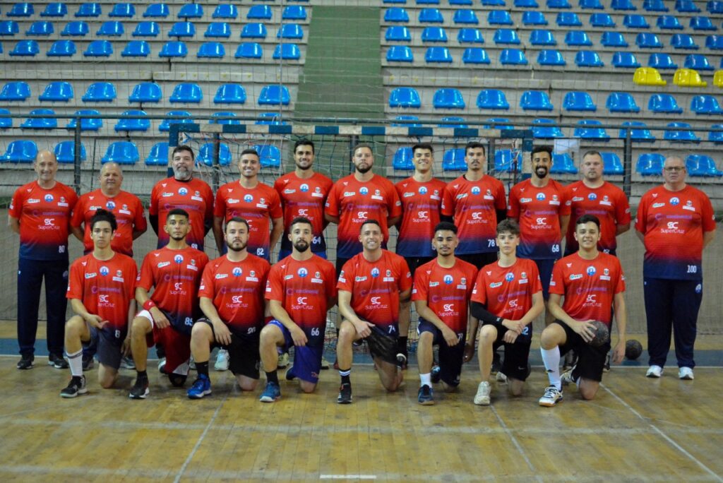 Atletas e comissão técnica da AECB ganham novos uniformes de treino e