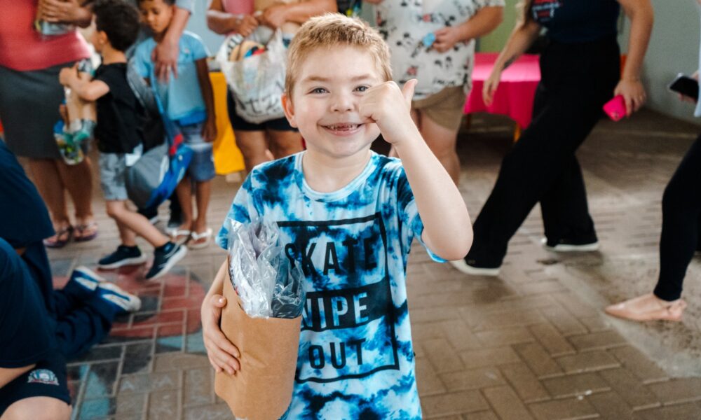 Mais De Crian As Da Educa O Infantil Recebem Roupas Doadas Pela